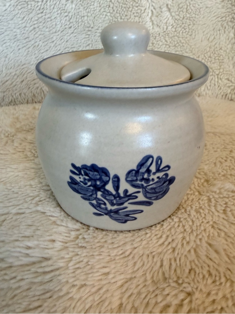 Pfaltzgraff Yorktowne Honey Pot with lid 3-5/8" diameter x 4-1/2" high
